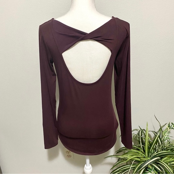 Athleta, Long Sleeve Activewear Open Back Twist Maroon Color EUC XS - Picture 4 of 8